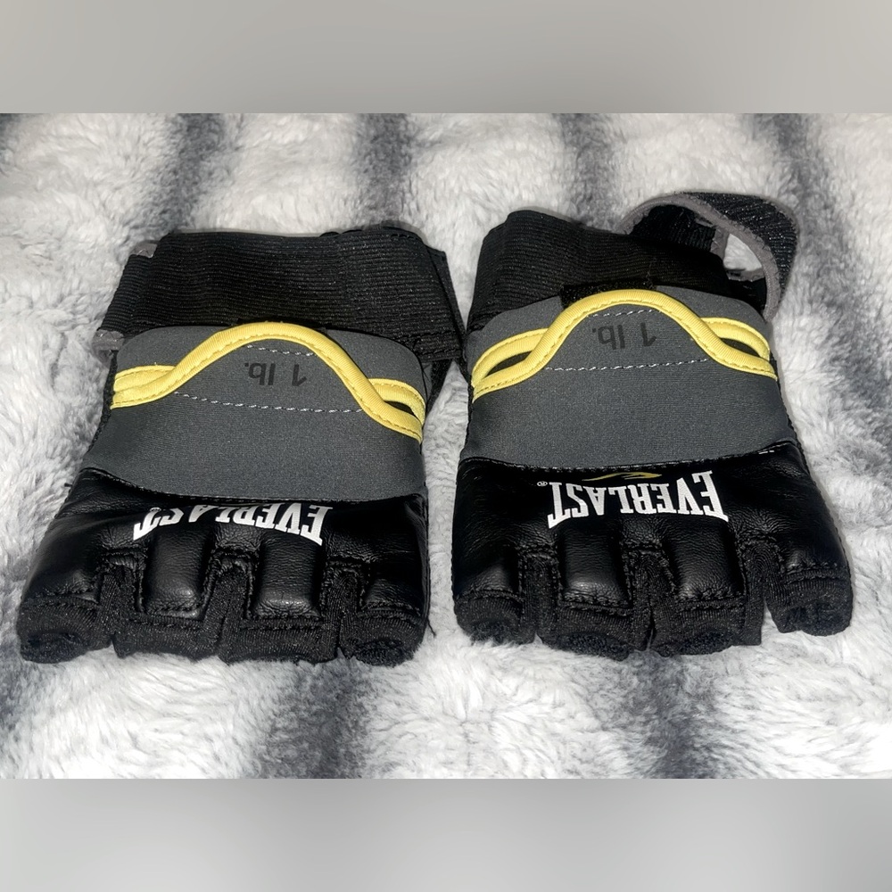 Everlast 1LB EverGel Boxing Hand Wraps Gloves Neoprene/Mesh. Size S/M
